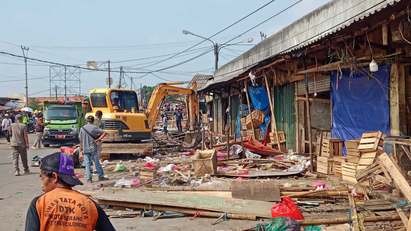 Ratusan Pedagang di Pasar Induk Rau Kota Serang Ditertibkan