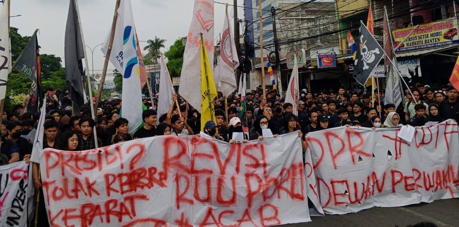 Demostrasi Mahasiswa Serang Kecam Brutalitas Aparat dan Pemerintah, Pos Polisi Menyala