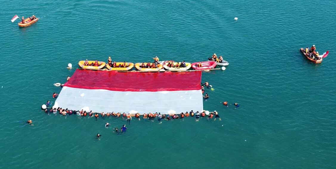 Relawan Gabungan Kibarkan Bendera Raksasa di Laut Merak, Wujudkan Penghormatan pada Laut sebagai Sumber Kehidupan
