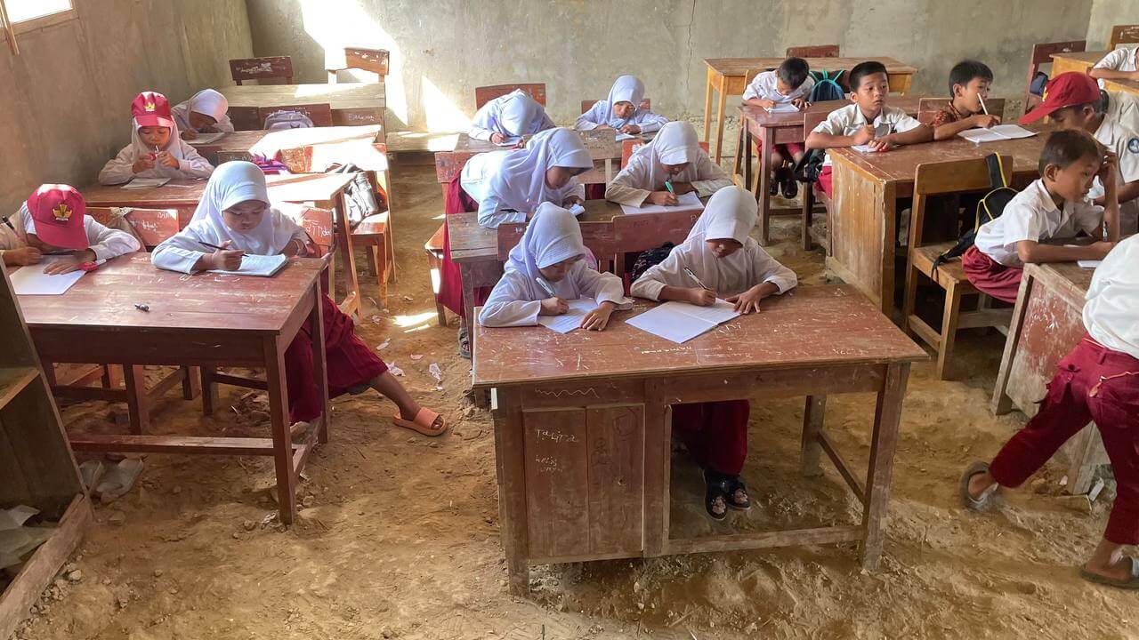 ‎Siswa SDN 1 Curug Pandeglang Belajar di Sekolah Beralaskan Tanah