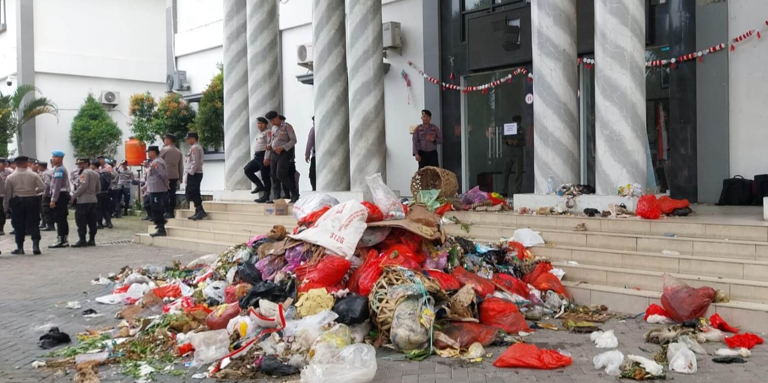 Masih Terima Sampah dari Tangsel, Warga Buang Sampah di Pendopo Bupati Pandeglang ‎