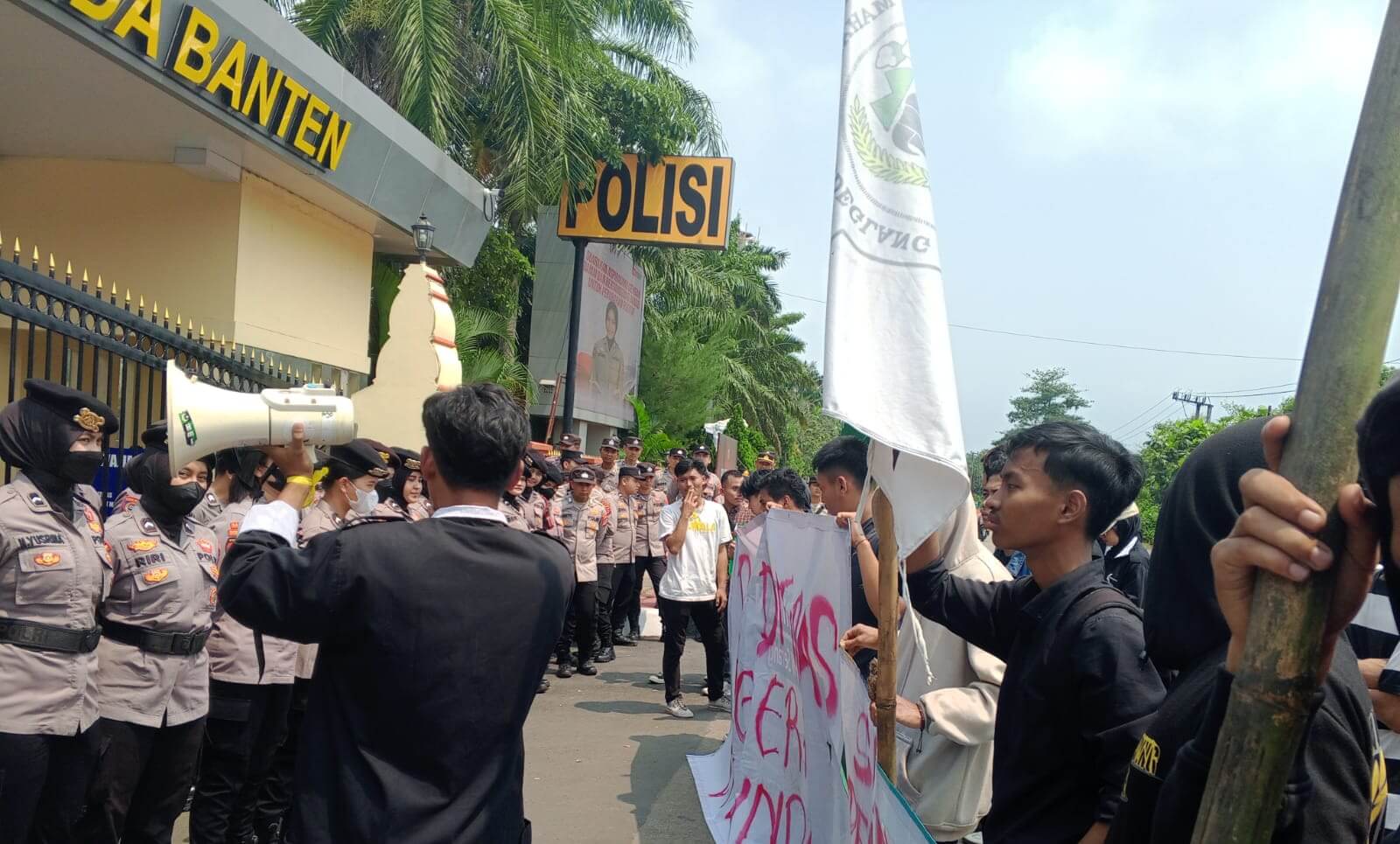 ‎Mahasiswa Banten Tuntut Penghapusan Tunjangan DPR dan Penghentian Brutalitas Polisi