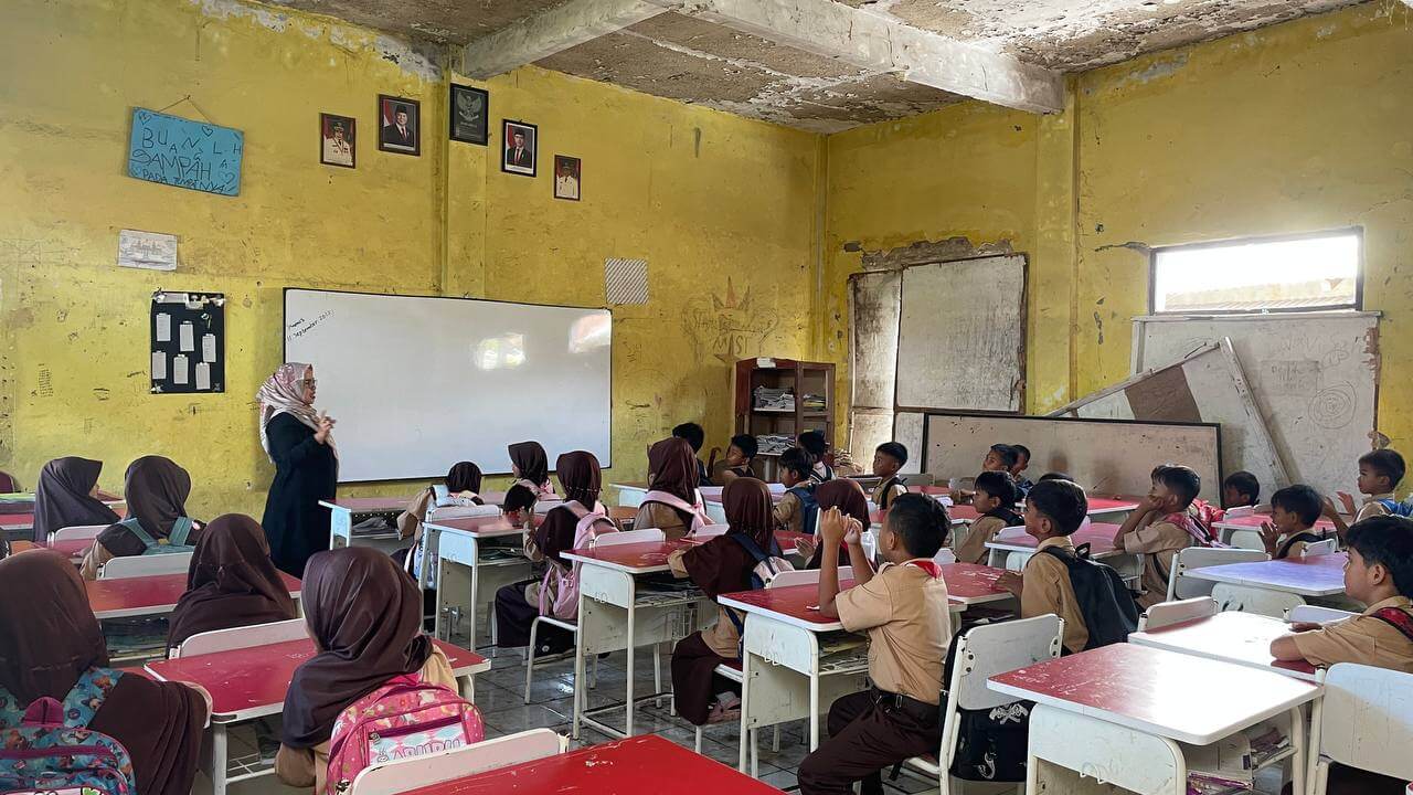 ‎Kelas Rusak, Siswa SDN Palamakan 01 Kabupaten Serang Belajar Bergiliran‎‎