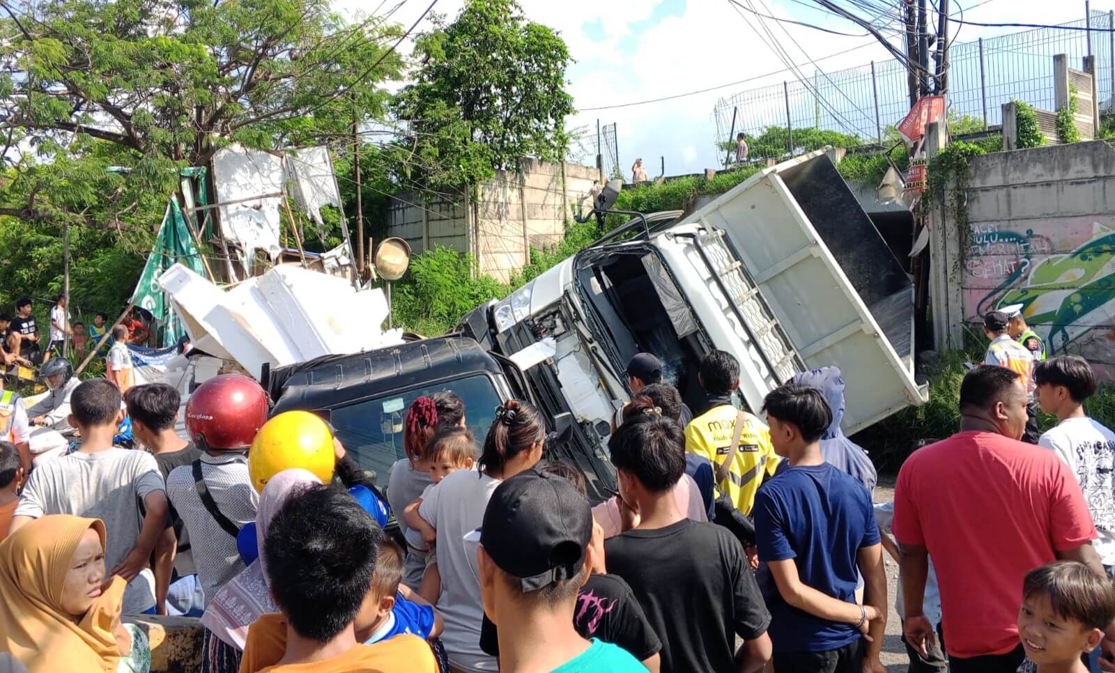 ‎Truk Terjun dari Tol Tangerang–Merak, Timpa Pikap dan Motor, Lima Orang Luka Berat