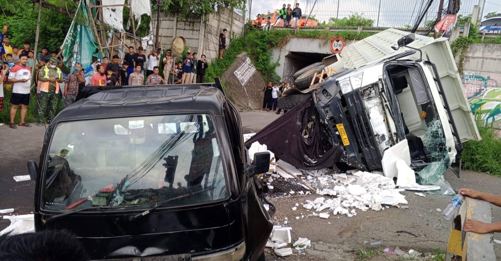 Kecelakaan Truk Terjun dari Tol : Satu Korban Meninggal Dunia‎