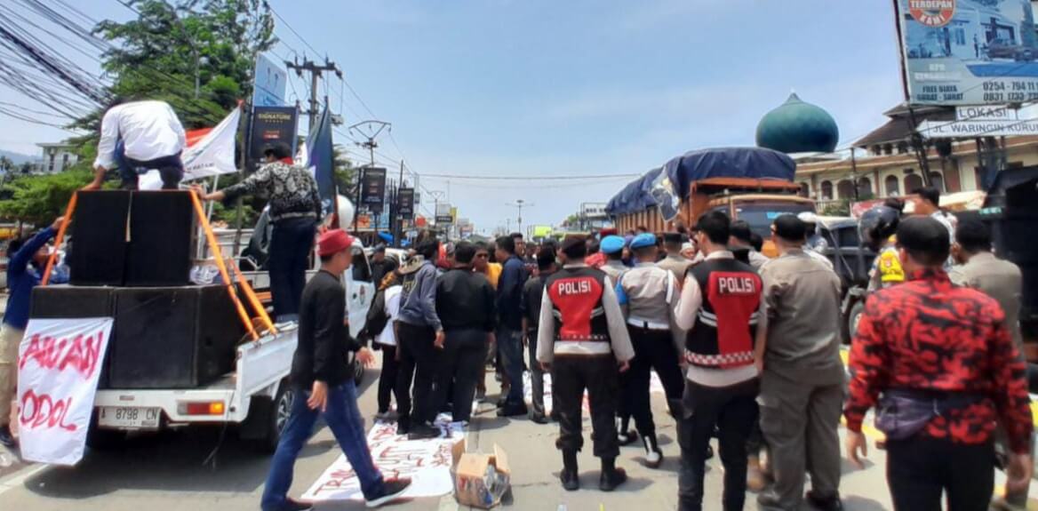 Massa Cegat Truk ODOL di Ruas Jalan Raya Serang-Cilegon