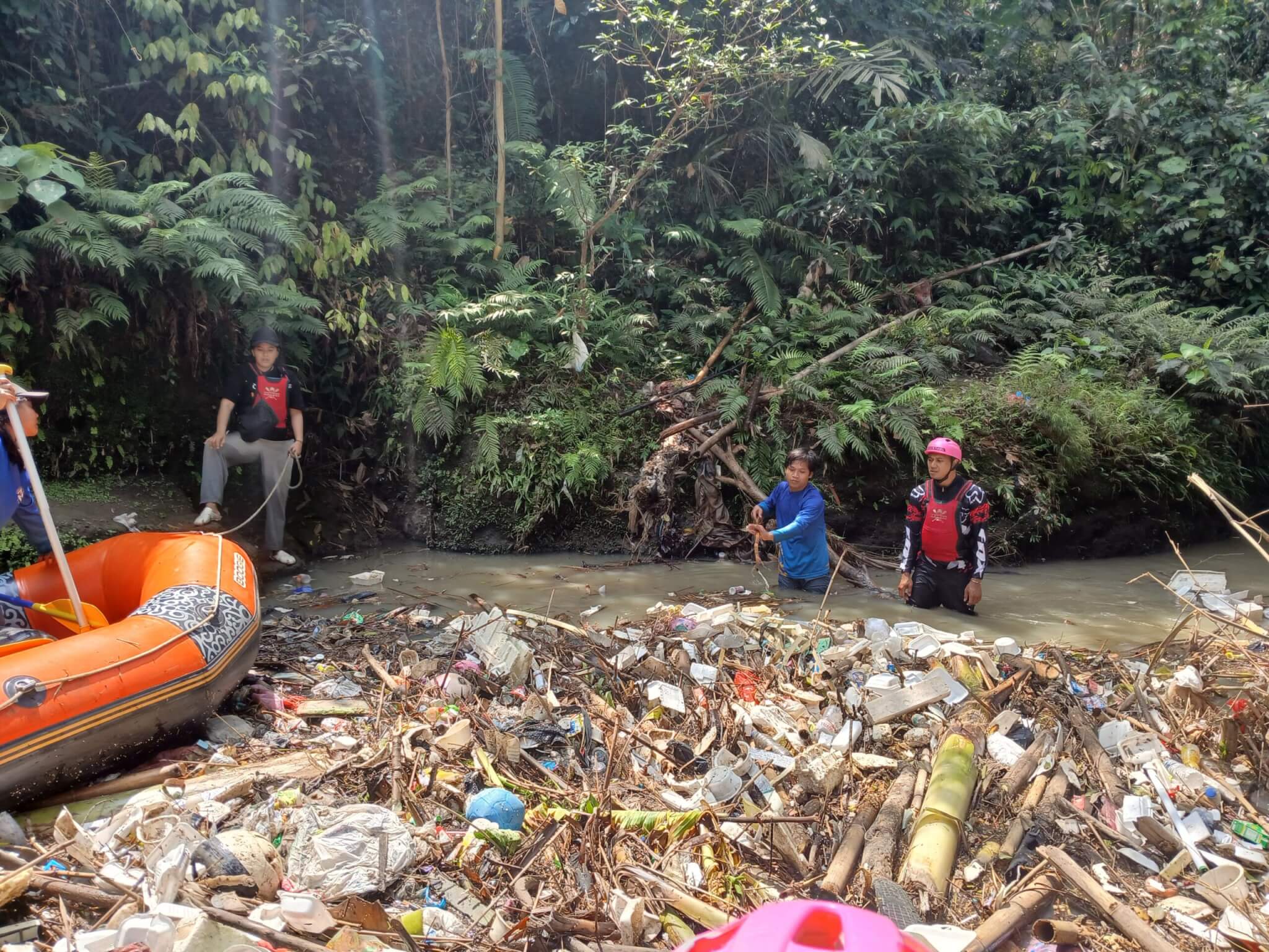 Sungai Cibanten Kembali Dipenuhi Sampah, Relawan Soroti Pentingnya Menjaga Manfaat Sungai untuk Masyarakat