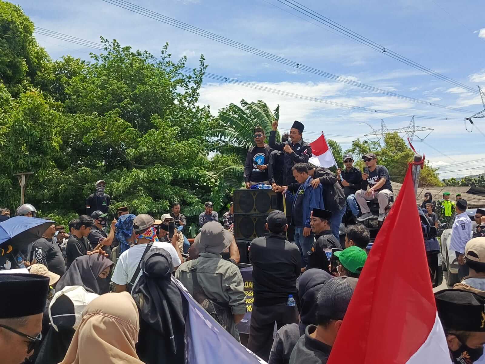 ‎Protes Truk Tambang, Warga blokade Simpang Bojonegara Kabupaten Serang‎‎