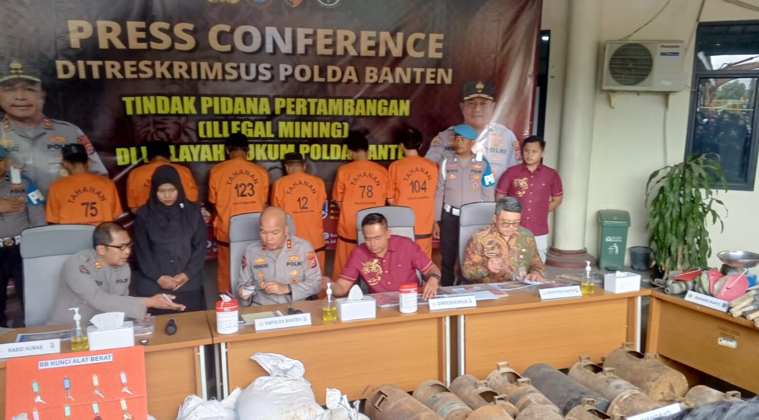 Polisi Tangkap 8 Pelaku Tambang Ilegal di Banten, Delapan Alat Berat Disita