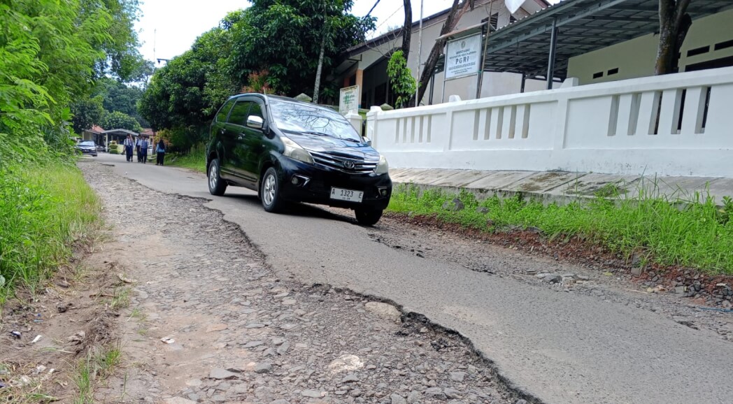 Banyak Jalan Rusak dan Berlubang di Kota Serang Dikeluhkan Warga