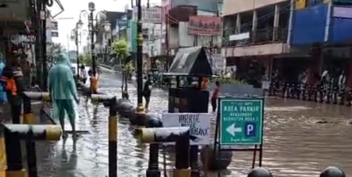 Kawasan Royal Baroe Kota Serang Tergenang Banjir