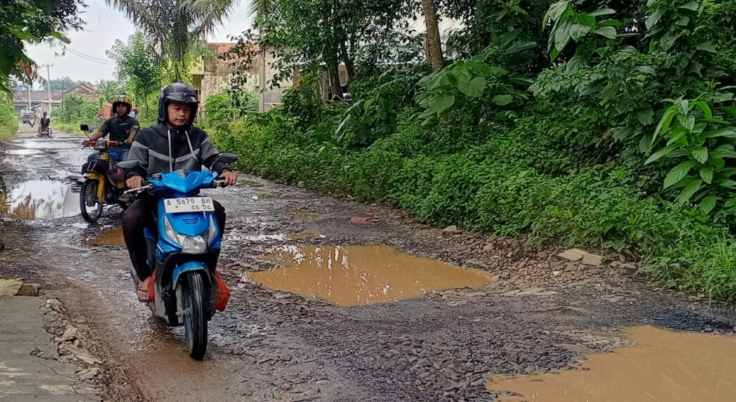 Kerusakan Parah Ruas Jalan Kampung Buah Laler Taktakan Kota Serang Dikeluhkan Warga