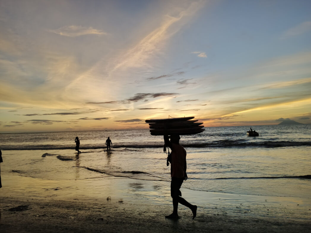 Penjaja Mainan di Pantai Anyer Panen Cuan Saat Libur Lebaran