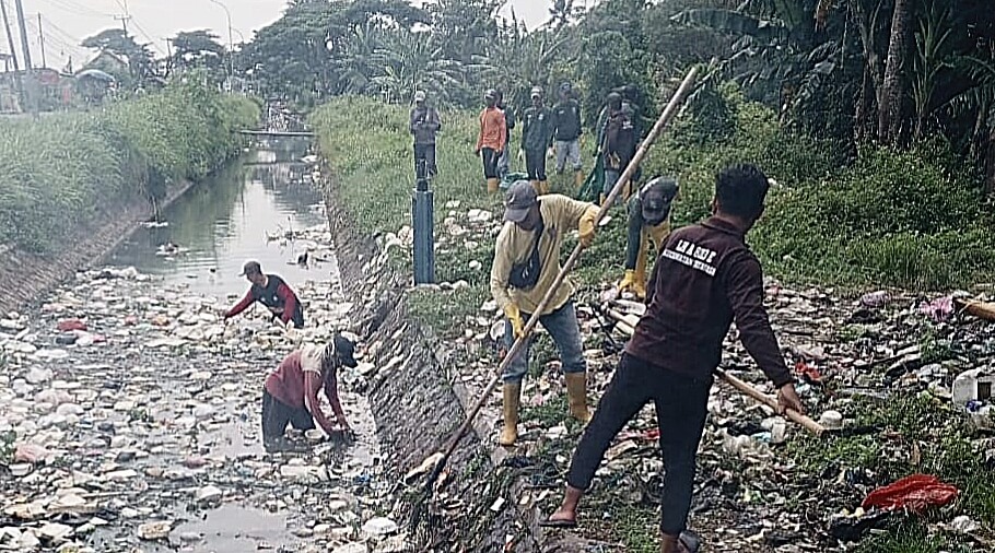 Akhirnya Pembersihan Sampah di Kali Tirtayasa Dimulai