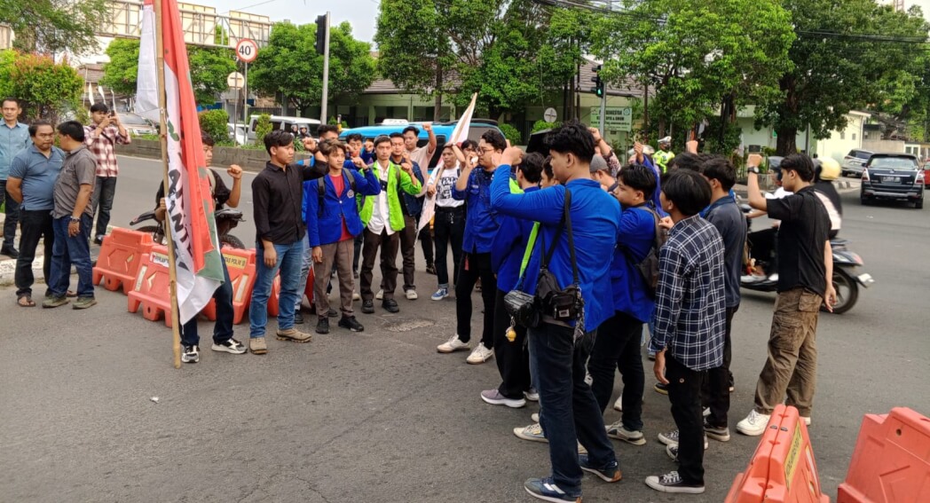 Mahasiswa Demo Tolak UU TNI dan Tuntut Pelaku Penyiraman Andrie Yunus Diadili di Peradilan Umum